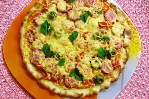 Пицца с сосисками и овощами