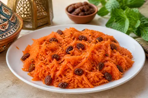 Морковная закуска с изюмом и кумином