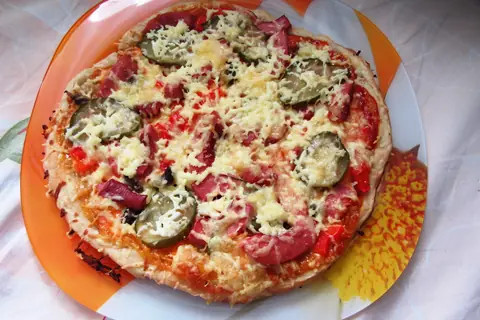 Быстрая пицца с колбасой и овощами