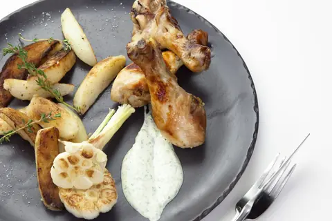 Курица с соусом из йогурта, кунжутных семечек, лимона и чеснока