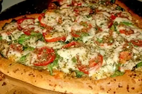 Пицца в виде сердца с овощами и пепперони