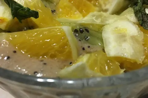 Фруктовый десерт с бананово-маковым соусом