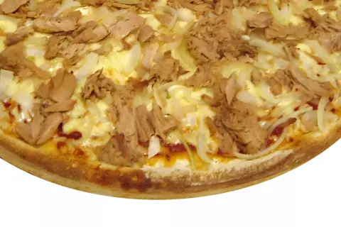 Пицца с тунцом и бочковыми огурцами