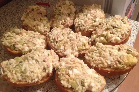 Закуска из печени трески с корнишонами