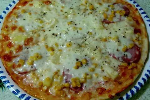 Пицца с ветчиной, кукурузой и ананасами