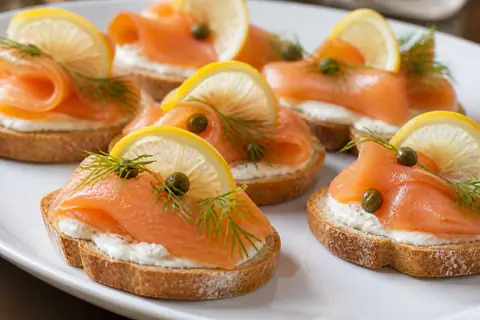 Рыбная закуска на хлебе