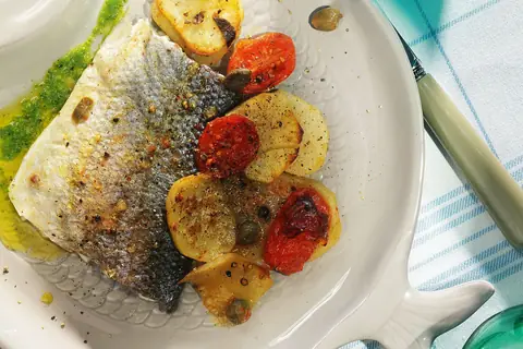 Сибас с картофелем, каперсами и помидорами