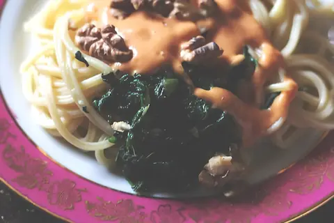 Паста со шпинатом и соусом из фасоли
