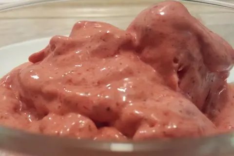 Клубничный десерт с медом