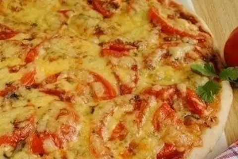 Пицца с курицей, грибами и говядиной