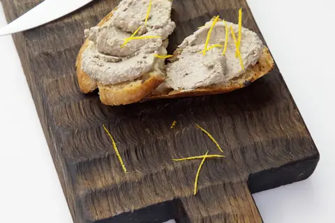 Паштет из куриной печени с карамелизованным луком