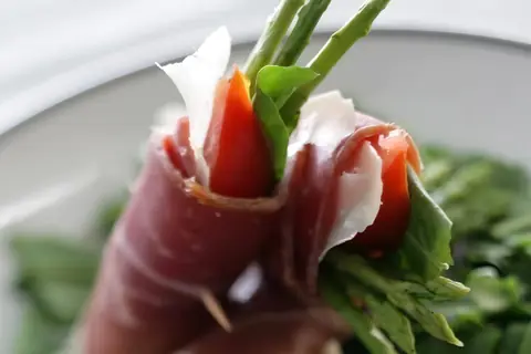Закуска из пармской ветчины, спаржи и шпината