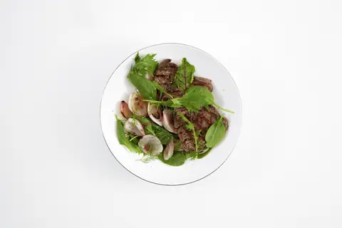 Говядина с маринованным луком